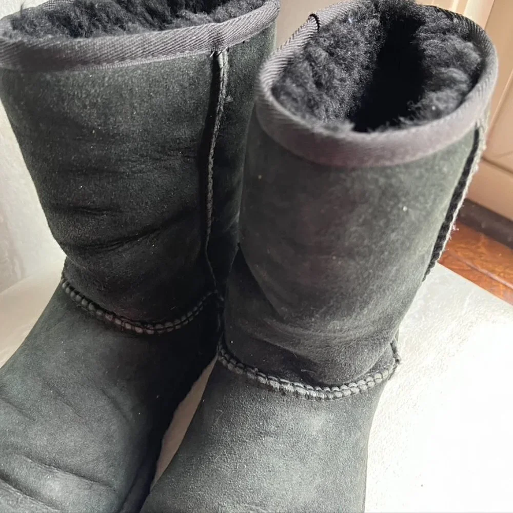 ** UGG Australia Classic Short Womens Size 6 Black Sheepskin Winter Boots 5825